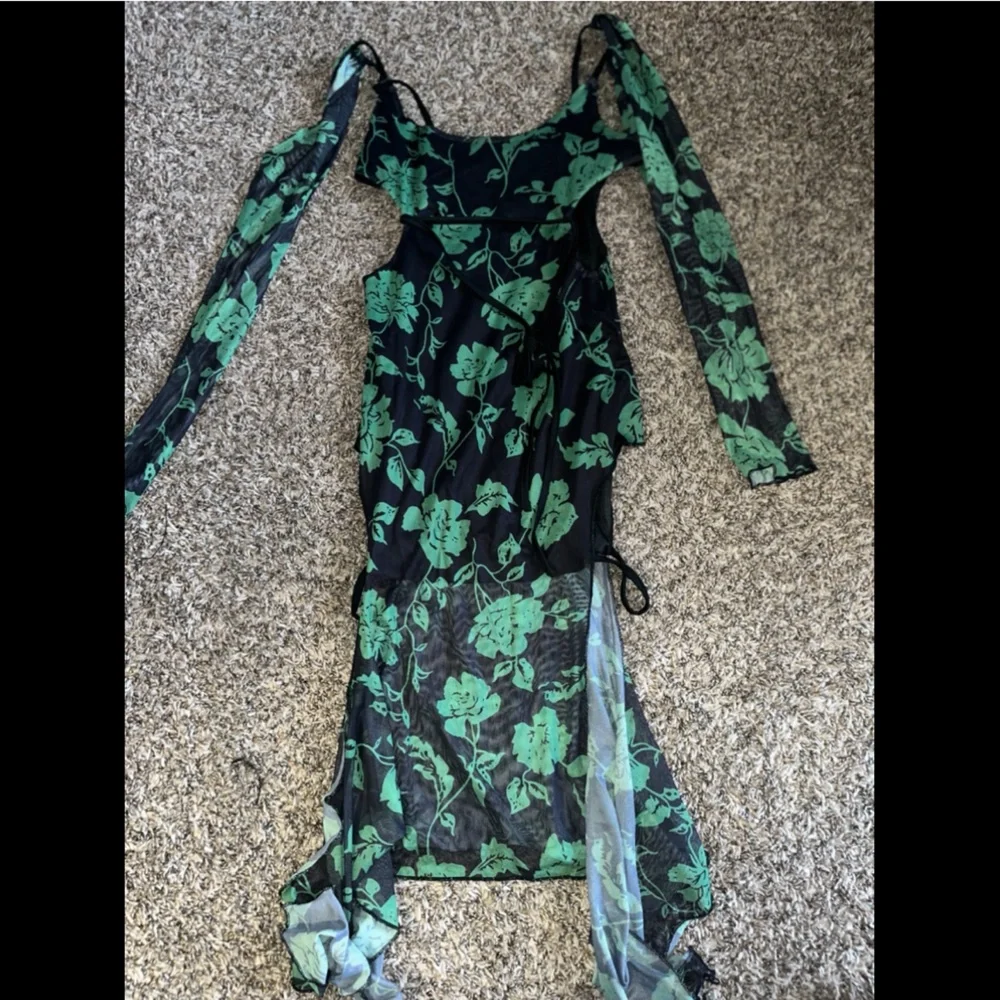 Too small - Picture 1 of 4